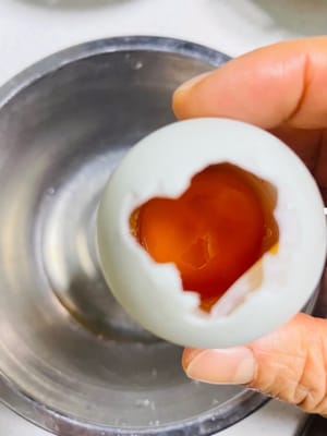 Lave bien los huevos crudos con sal. Golpee suavemente una pequeña abertura en el extremo más grande y retire la cáscara con cuidado (¡cuidado de no romper la membrana!). Vierta las claras con sal y reserve. (Ver video)