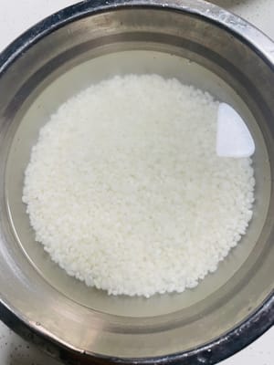 Remojar el arroz glutinoso: Remojar el arroz glutinoso durante 24 horas antes, hasta que se pueda triturar fácilmente con una pizca. Un remojo completo dará como resultado un arroz glutinoso suave, pegajoso y perfectamente cocido, con una textura más glutinosa después de la cocción al vapor.