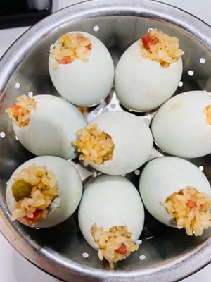 Coloque los huevos salados rellenos en una vaporera y cocínelos durante 40 minutos después de que el agua hierva. El arroz glutinoso debe estar bien cocido para que quede suave y pegajoso. 40 minutos son suficientes para que esté completamente cocido y el arroz glutinoso quede masticable, sabroso y no pastoso.