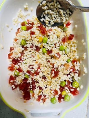 泡好的糯米瀝乾水,加臘腸丁、青豆,放半匙生抽、1小匙蠔油、1小匙豬油(凝固的豬油可以微波爐叮10秒化開),拌勻。豬油能讓糯米更油潤噴香,老廣做菜的「香魂」就是它!