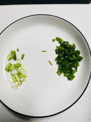 Cincang halus bagian hijau (bunga daun bawang) dan bagian putih (putih daun bawang).