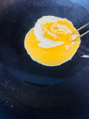 ไข่คน: ตั้งน้ำมันในกระทะบนไฟกลางค่อนข้างอ่อน เทส่วนผสมไข่ที่ตีแล้วลงไป ใช้ตะหลิวคนเบาๆ เมื่อไข่สุกและสุกแล้ว ให้รีบตักออกจากกระทะแล้ววางบนจานสำหรับใช้ครั้งต่อไป