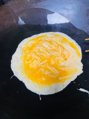 ไข่คน: ตั้งน้ำมันในกระทะบนไฟกลางค่อนข้างอ่อน เทส่วนผสมไข่ที่ตีแล้วลงไป ใช้ตะหลิวคนเบาๆ เมื่อไข่สุกและสุกแล้ว ให้รีบตักออกจากกระทะแล้ววางบนจานสำหรับใช้ครั้งต่อไป