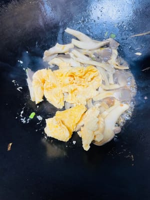 ผสมและเสิร์ฟ: เทไข่คนผัดไว้ก่อนหน้านี้กลับลงในกระทะ ผัดกับเห็ดนางรมประมาณ 10 วินาที จากนั้นเติมซีอิ๊วขาว 1 ช้อนชาเพื่อปรุงรส สุดท้ายโรยต้นหอมซอยลงไป ผัด 2-3 ครั้ง จากนั้นปิดไฟและจัดใส่จาน