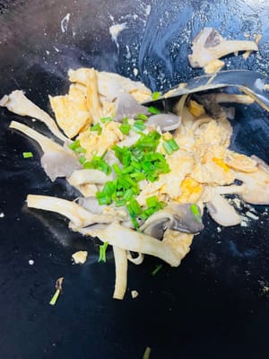 จัดจาน : สุดท้ายโรยต้นหอมซอยลงไป ผัดสักครู่