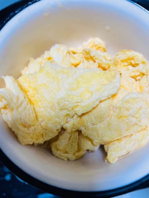 Telur orak-arik: Panaskan minyak dalam wajan dengan api sedang-kecil, tuang campuran telur kocok, lalu aduk perlahan dengan spatula. Setelah telur empuk dan orak-arik, segera angkat dari wajan dan letakkan di piring untuk digunakan nanti.