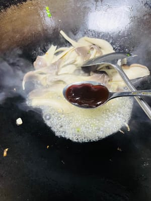 การปรุงรสและผัด: คุณจะเห็นเห็ดนางรมค่อยๆ นิ่มลงและมีน้ำออกมาเล็กน้อย ในขั้นตอนนี้ ให้เติมซอสหอยนางรมหนึ่งช้อนและน้ำตาลหนึ่งช้อนชาเล็กน้อย ผัดต่อไปจนทั่ว เพื่อให้เห็ดนางรมดูดซับรสชาติของเครื่องปรุงรสได้อย่างเต็มที่