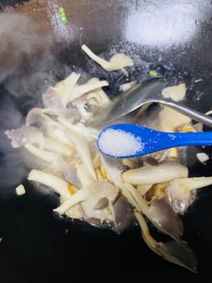 Bumbu dan tumis: Jamur tiram akan perlahan melunak dan mengeluarkan sarinya. Pada tahap ini, tambahkan sesendok saus tiram dan sesendok kecil gula, lalu lanjutkan menumis hingga merata agar jamur tiram menyerap bumbu sepenuhnya.