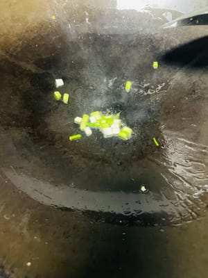 ผัดเห็ดนางรม: ใส่น้ำมันลงในกระทะอีกเล็กน้อย ใส่ต้นหอมซอยสีขาวลงไปก่อน ผัดด้วยไฟกลางค่อนอ่อนจนหอม จากนั้นใส่เห็ดนางรมที่สะเด็ดน้ำแล้วลงไป ผัดด้วยไฟแรงอย่างรวดเร็ว