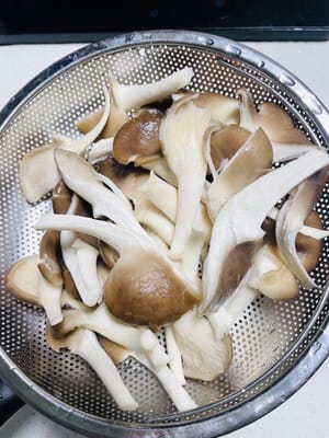 Menyiapkan jamur tiram: Cuci jamur tiram hingga bersih di bawah air mengalir. Kemudian, sobek-sobek kecil dengan tangan dan sisihkan untuk ditiriskan.