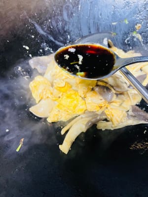 Campur dan sajikan: Tuang telur orak-arik yang sudah ditumis tadi ke dalam wajan, tumis bersama jamur tiram selama sekitar sepuluh detik, lalu tambahkan sesendok kecap asin encer untuk menambah rasa, terakhir taburkan daun bawang cincang, tumis beberapa kali, lalu matikan api dan sajikan.