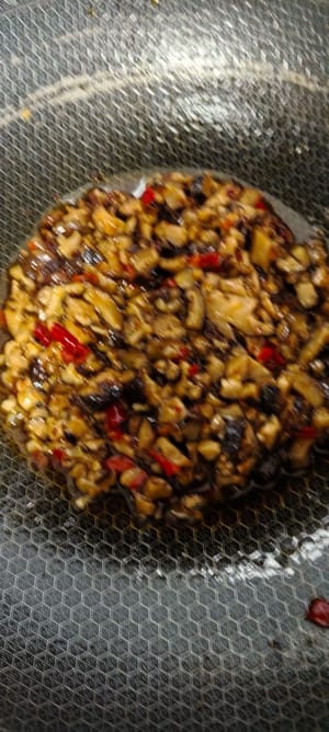 最后倒入调好的料汁。即可