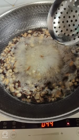 再把香菇焯水30秒。去除里面的草酸。