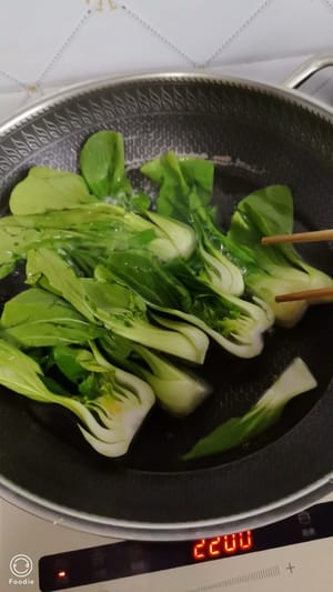 锅中加水，水开，放少许油，少许盐。飞水30秒钟。捞出备用。