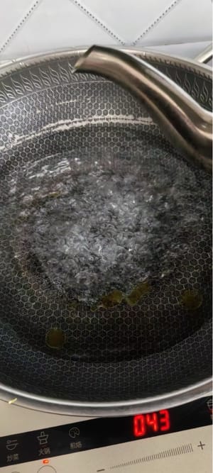 Mettre de l'eau dans une casserole, la faire bouillir, ajouter un peu d'huile et un peu de sel. Laisser bouillir 30 secondes. Retirer et réserver.