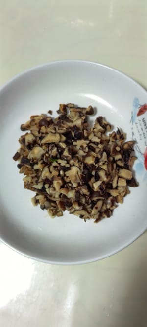再把香菇焯水30秒。去除里面的草酸。
