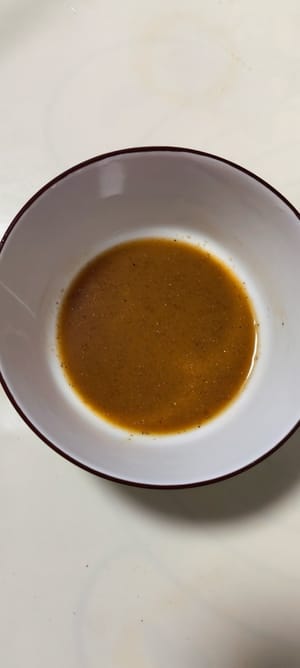 勾芡，用水半汤匙，淀粉三分一汤匙，盐适量，蚝油半汤匙，生抽半汤匙调匀备用
