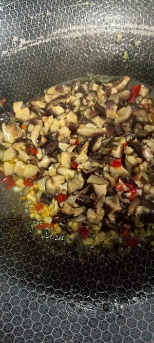 Faire sauter les champignons jusqu'à ce qu'ils soient parfumés