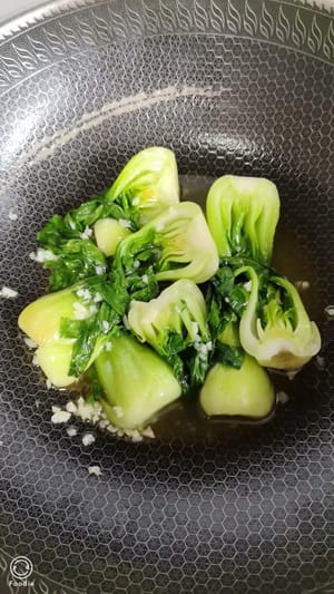 Mettre de l’huile dans une casserole. Faire revenir l’ail haché jusqu’à ce qu’il soit parfumé, ajouter le chou et faire revenir 3 fois, puis retirer de la casserole.