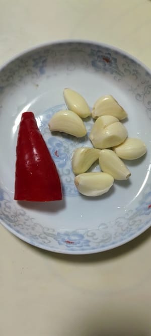 poivron rouge et ail en quantité appropriée.