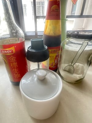 Utiliser de l'eau, de la fécule, du sel, de la sauce aux huîtres, de la sauce soja, épaissir et réserver