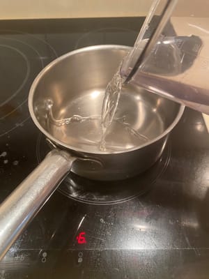將水加入平底鍋中