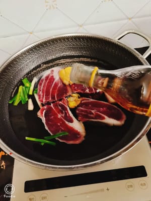 Kemudian masukkan ke dalam panci berisi air dingin dengan jumlah anggur masak yang sesuai, jahe, dan daun bawang untuk merebusnya sebentar.