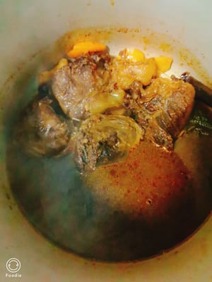 Setelah saus mendidih kembali, tuangkan ke dalam panci presto, masukkan daging sapi, tutup, dan masak selama kurang lebih 25 menit sambil panci presto mengeluarkan uap.