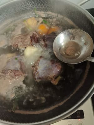 Didihkan air, buang busa yang muncul, dan angkat dari api setelah dua menit.