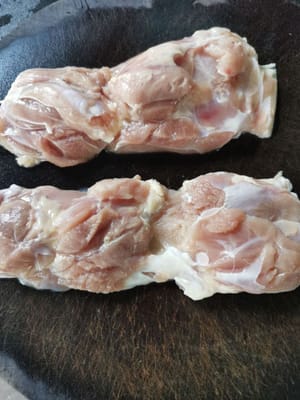 Cortar el pollo en 2 trozos.