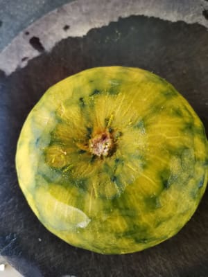 Lavar bien la calabaza, luego pelar la piel.