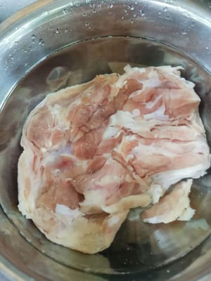 Remojar el pollo en agua con sal durante 15 minutos.