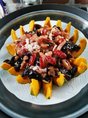 luego agregamos la calabaza y el pollo que hemos dispuesto en el plato anteriormente.