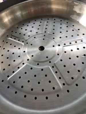 preparar una sartén, verter agua, esperar hasta que el agua hierva
