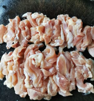Luego cortar el pollo en trozos de 1 cm de grosor o al gusto.