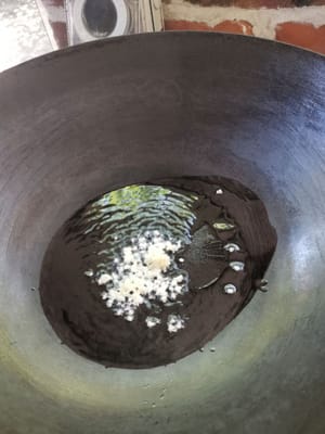 siapkan wajan, masuk Kan bawang putih