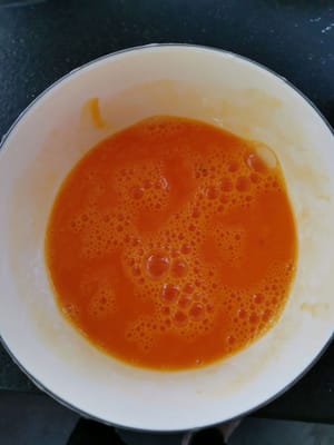 lalu kocok telur, tambahkan minyak 1 sendok teh