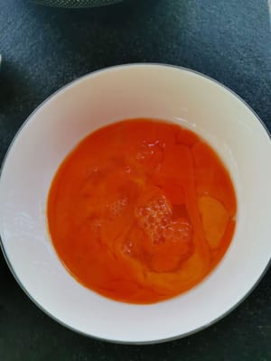 lalu pecahkan telur tambahkan garam setengah sendok teh