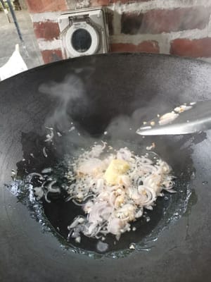 次に、かん（ニンニクとショウガ）を入れる