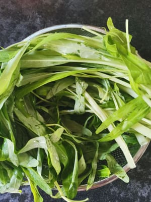 空芯菜をよく洗う