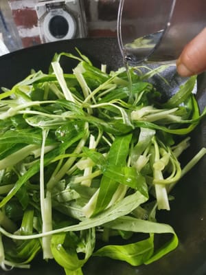 少量の水を加える