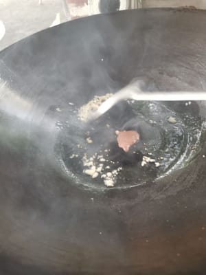 フライパンを準備し、油を注ぎ、少量の（エビペースト）を加える