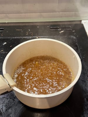在同一个锅里，将沙爹酱和咖喱粉一起煎。加入200毫升沸水。
