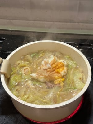 然后加入蔬菜，牛肉直到煮熟，最后淋上之前煎好的鸡蛋