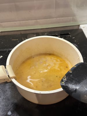 然后加入牛奶。加入酱油、蚝油调味，并适量加盐调味。