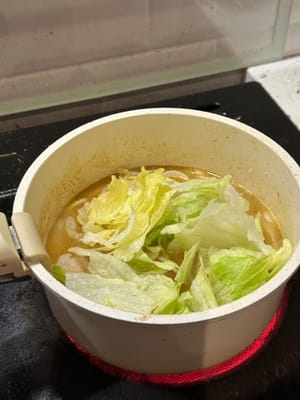 然后加入蔬菜，牛肉直到煮熟，最后淋上之前煎好的鸡蛋