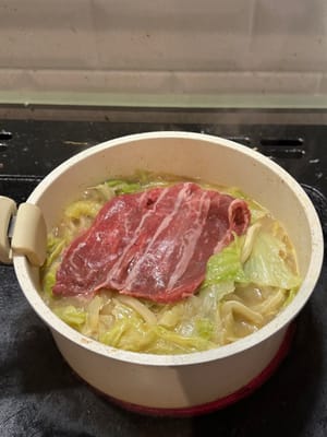 然后加入蔬菜，牛肉直到煮熟，最后淋上之前煎好的鸡蛋