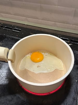 先在锅里煎鸡蛋，然后放在一边