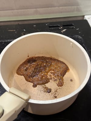 在同一个锅里，将沙爹酱和咖喱粉一起煎。加入200毫升沸水。