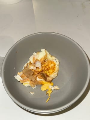 先在锅里煎鸡蛋，然后放在一边